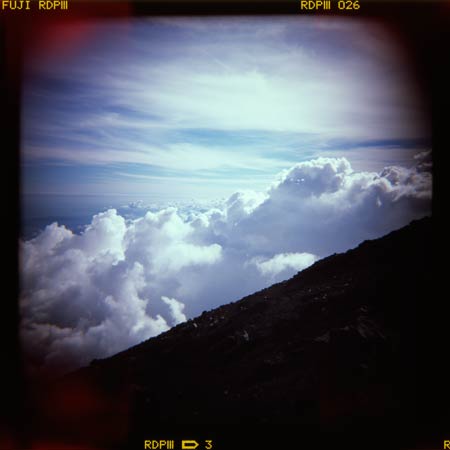 富士山に登ると雲が真横に見える